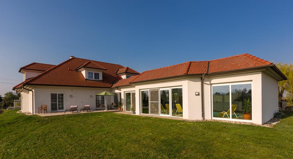 Gaestehaus Wutschitz Antau Exterior photo